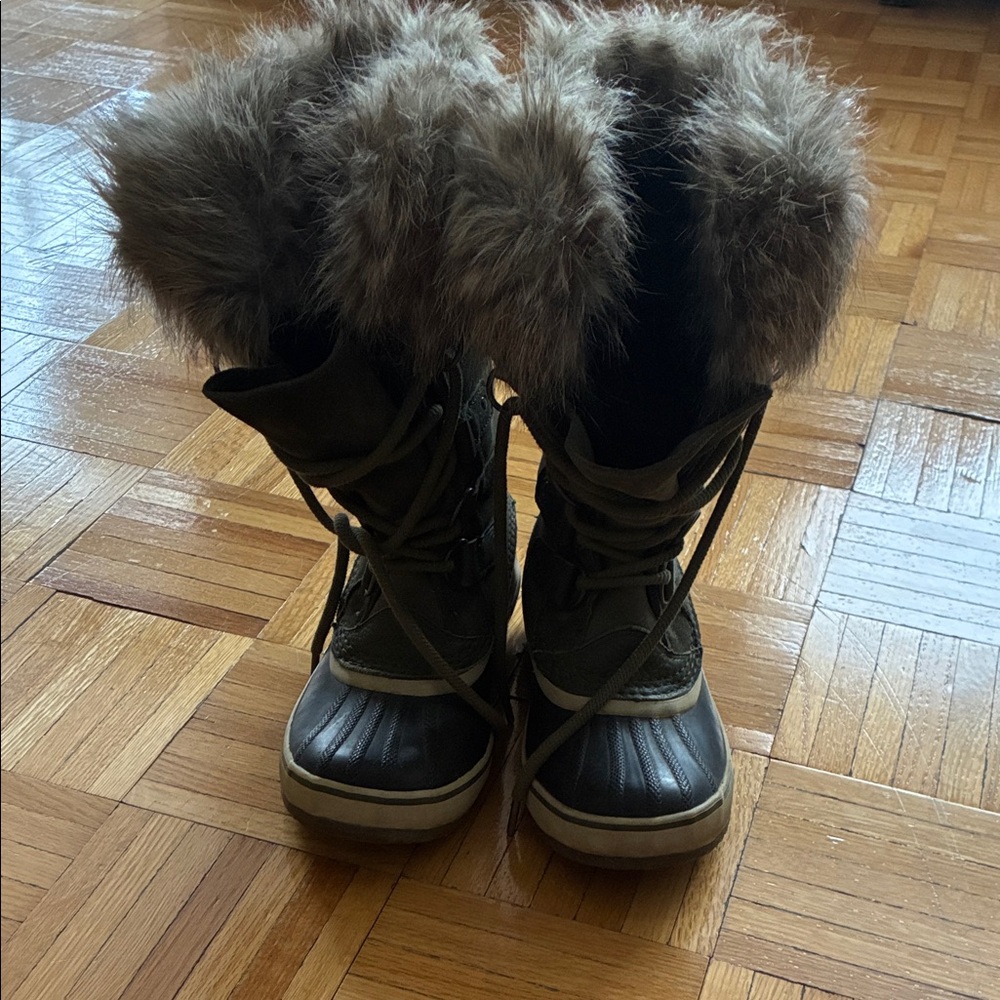 Women's Fur-Lined Winter Boots - Black and Green